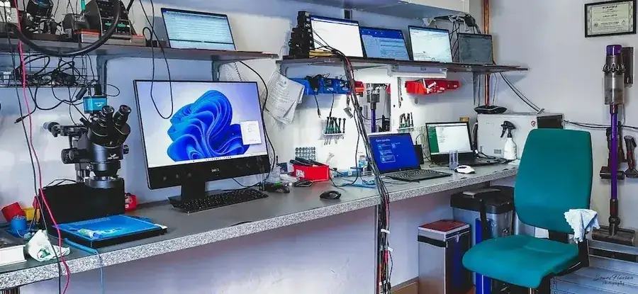 Blick in die Werkstatt von AdrianRepair in Kößlarn mit Mikroskop und Computern